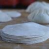 pâte à gyoza sur fond de bois