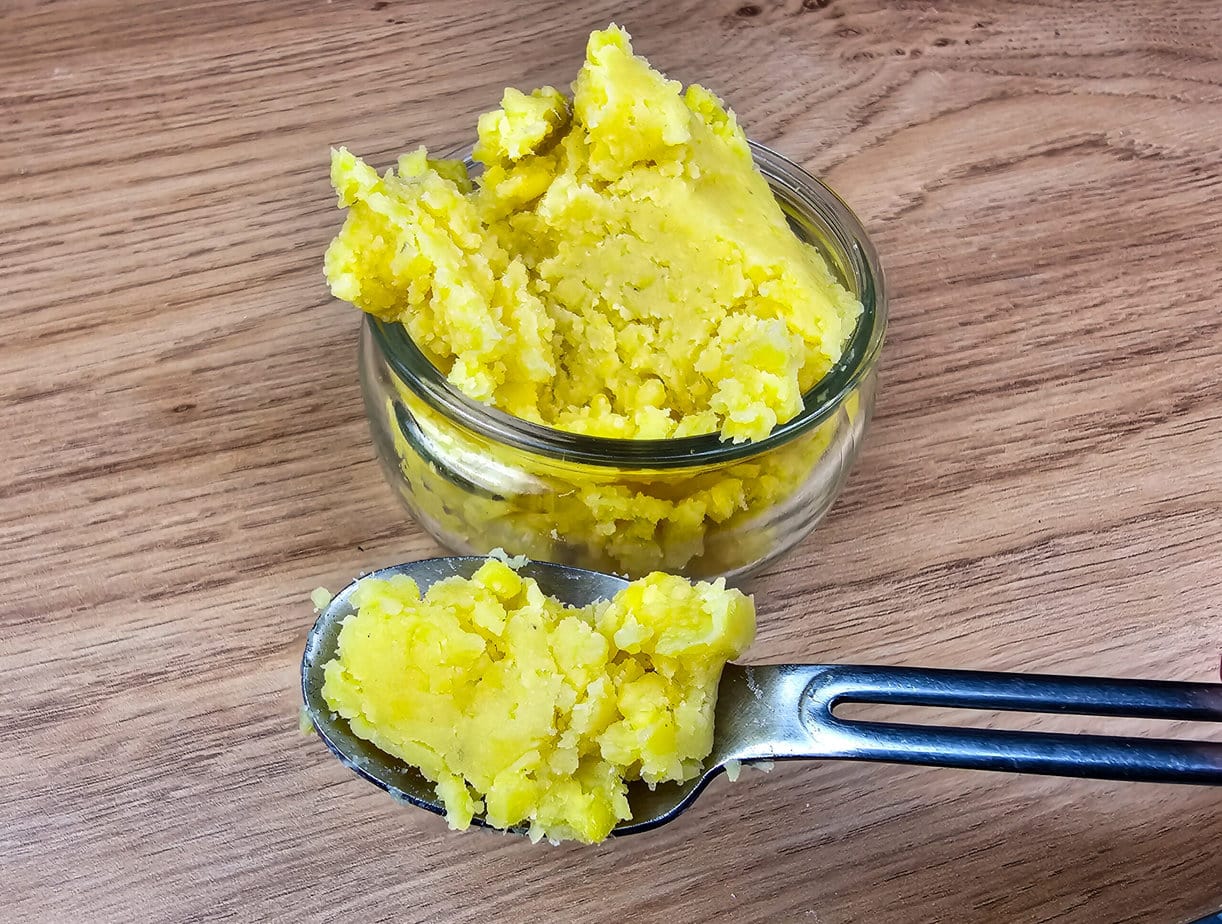 pâte de haricots mungo dans une cuillère