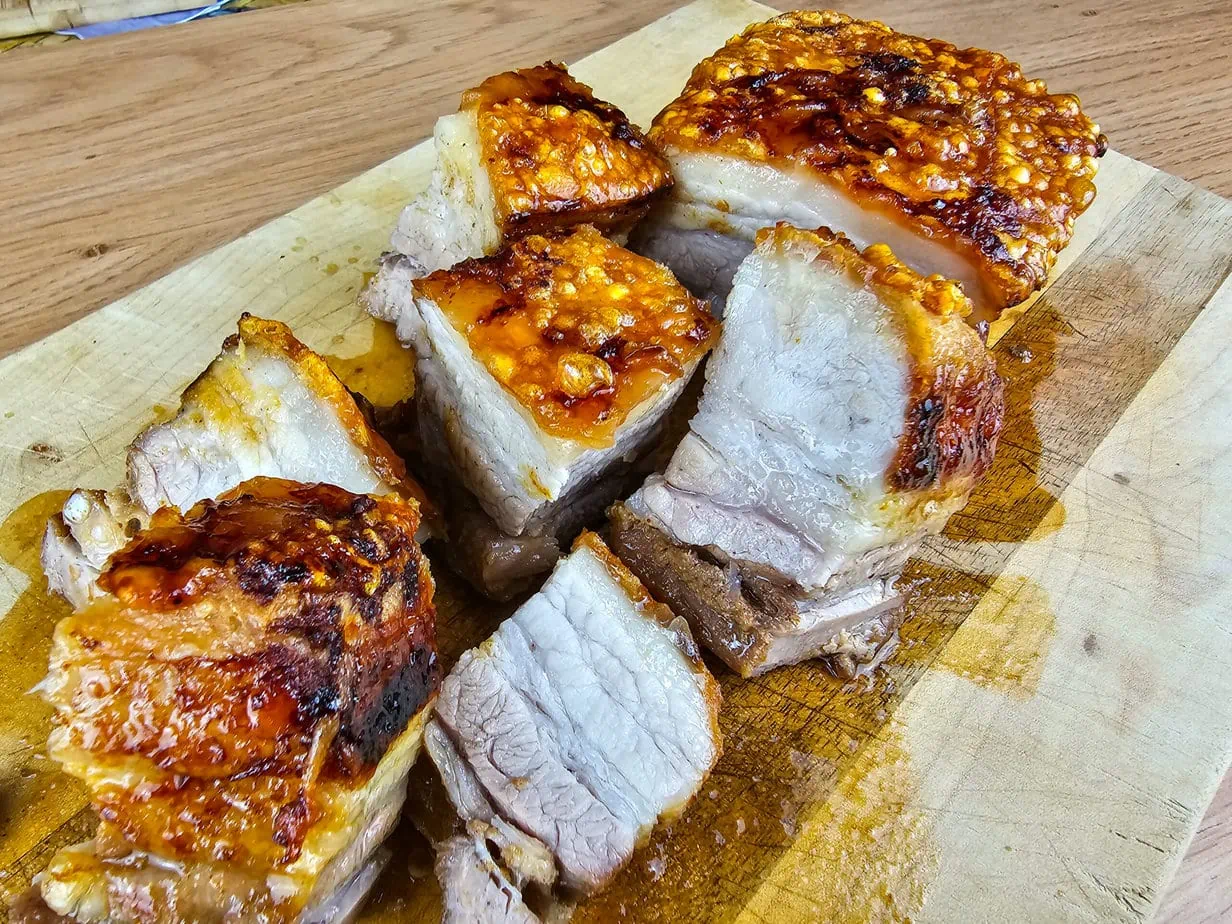 porc croustillant cuit au air fryer sur planche en bois