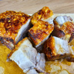 porc croustillant cuit au air fryer et découpé sur une planche en bois