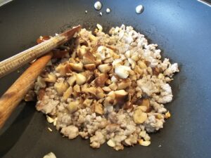 porc haché avec des champignons shiitake dessus