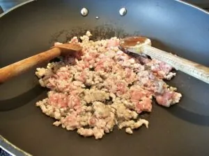 porc haché avec gingembre et ail dans le wok