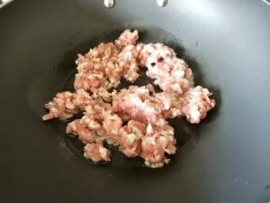 porc haché sautant dans le wok