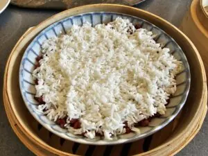 riz fluant dans assiette au-dessus des haricots rouges