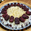 riz gluant aux haricots rouges sur fond de bois dans un panier vapeur