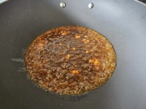 sauce pour nouilles dandan dans wok