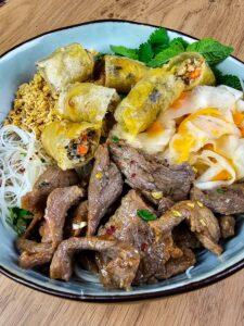 Bo Bun dans un bol sur fond de bois