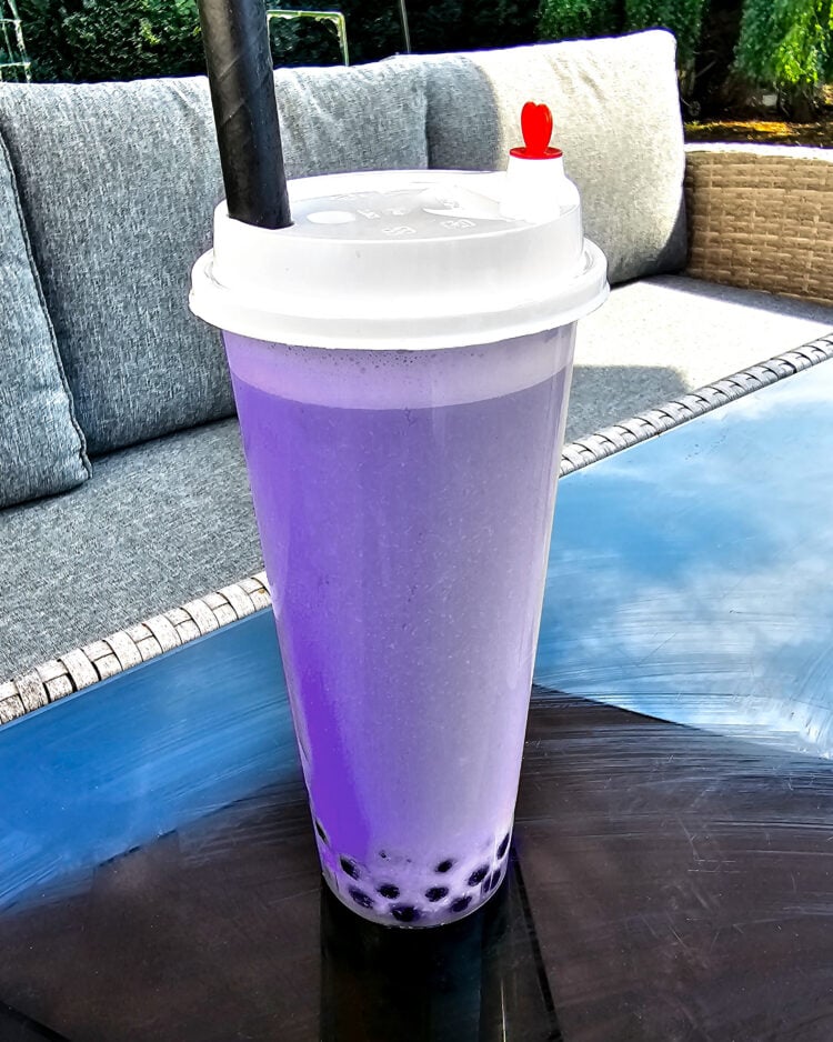 bubble tea au taro sur une table noire