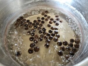 perles de tapioca dans eau bouillante