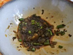 sauce pour nouilles du sichuan au msg dans un bol