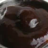 sauce yakitori dans un bol en métal