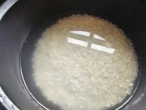 Riz lavé dans le cuiseur