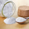 gros plan de bicarbonate de soude sur un fond en bois