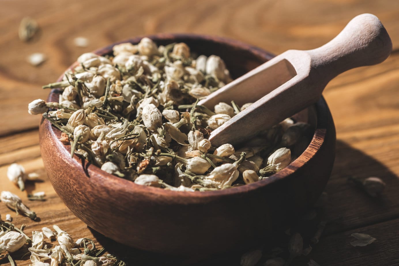 boutons de fleur de jasmin dans un bol en bois