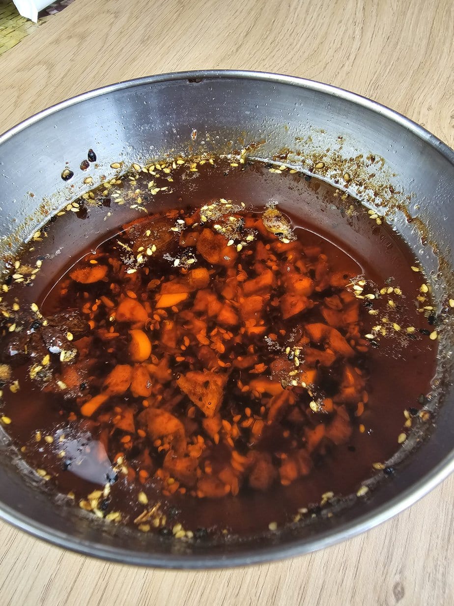 huile pimentée du sichuan qui infuse