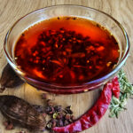 huile pimentée du sichuan sur fond de bois