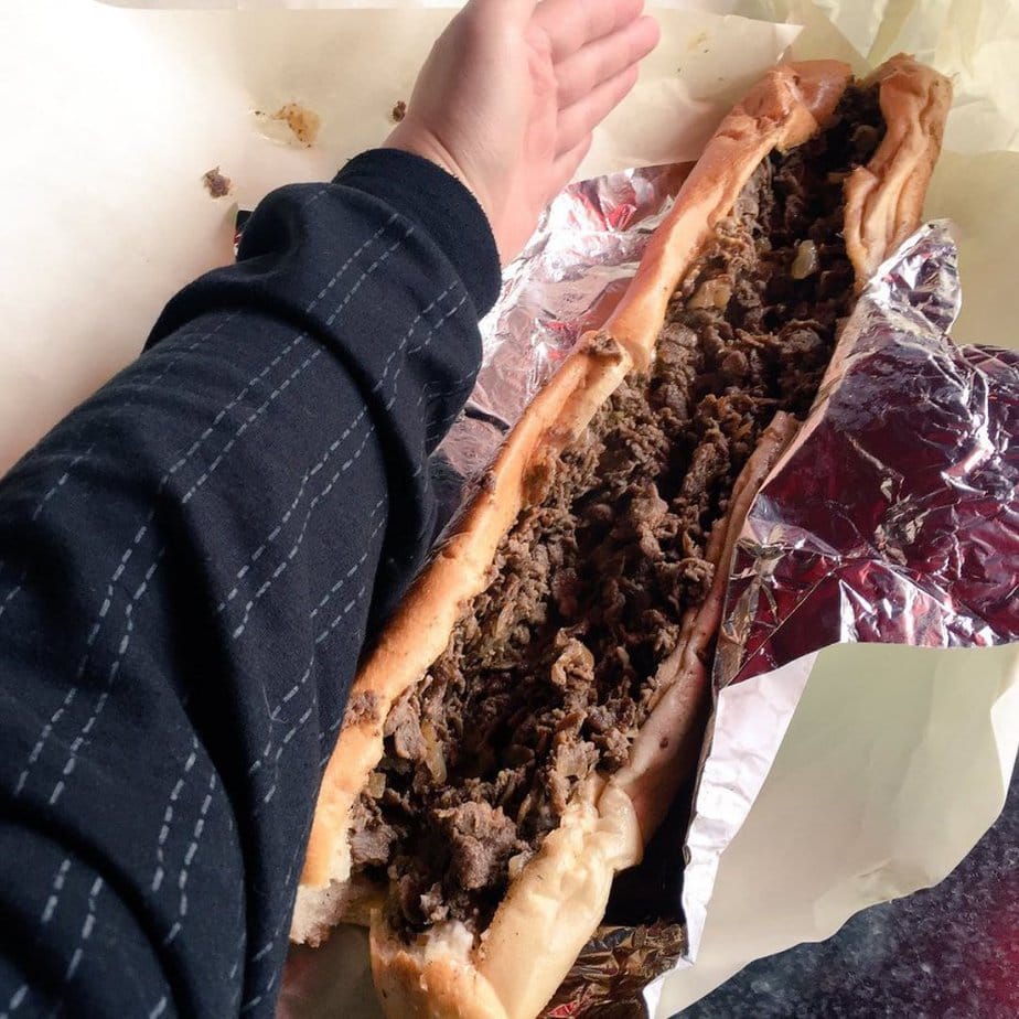 Philly cheesesteak de la taille d'un bras