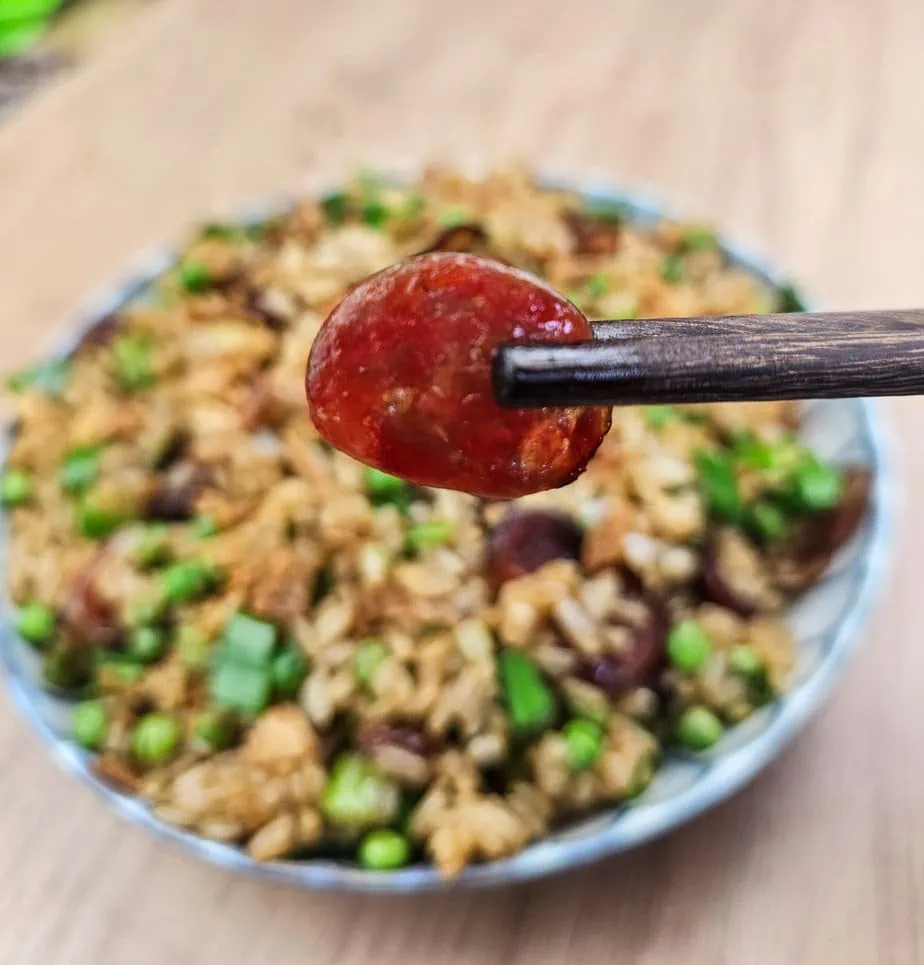 riz sauté à la saucisse chinoise avec saucisse en gros plan