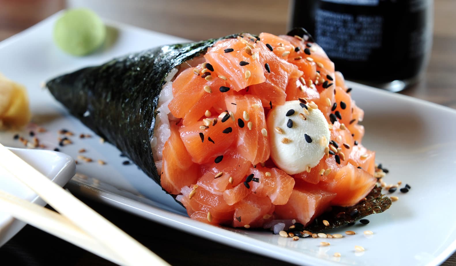 temaki au saumon sur assiette blanche