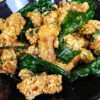 Pop corn chicken taiwanais dans assiette creuse noire