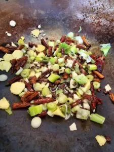 ail et oignons verts dans wok mala chicken