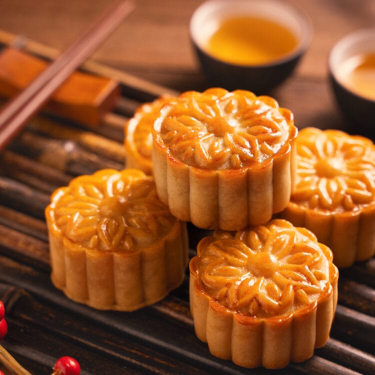 Gâteaux de lune chinois sur fond de bois