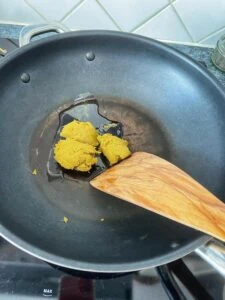 pâte de curry vert dans wok