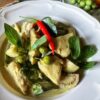 poulet au curry vert thaï dans une assiette creuse blanche en gros plan