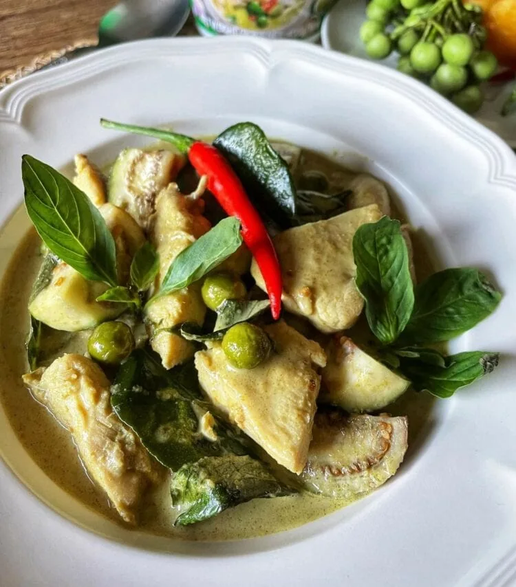 poulet au curry vert thaï dans une assiette creuse blanche en gros plan
