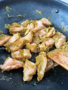 poulet dans wok avec curry vert