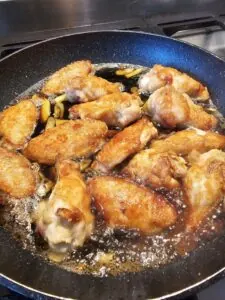 sauce rajoutées sur les ailes de poulet