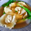 soupe wonton dans un bol sur fond de bois