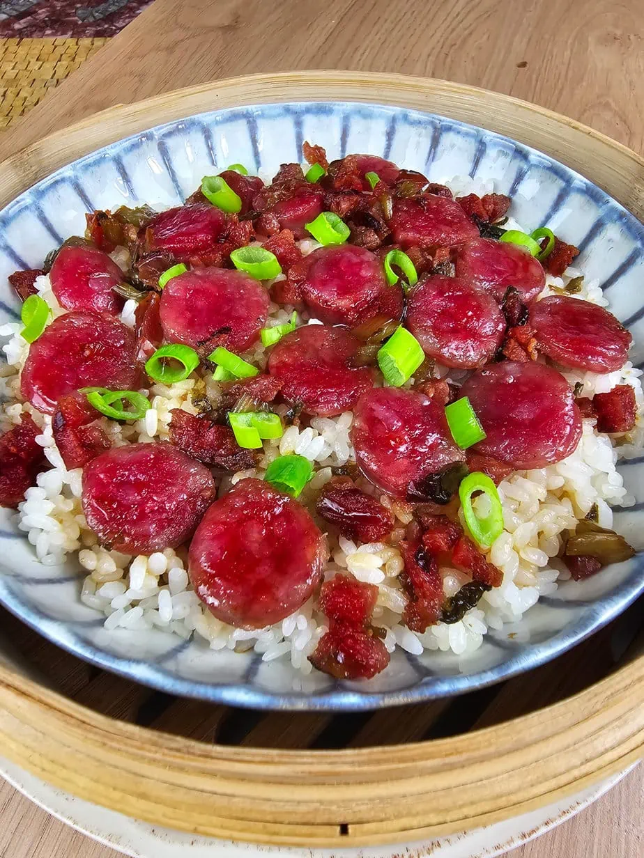 riz avec saucisses chinoises au-dessus