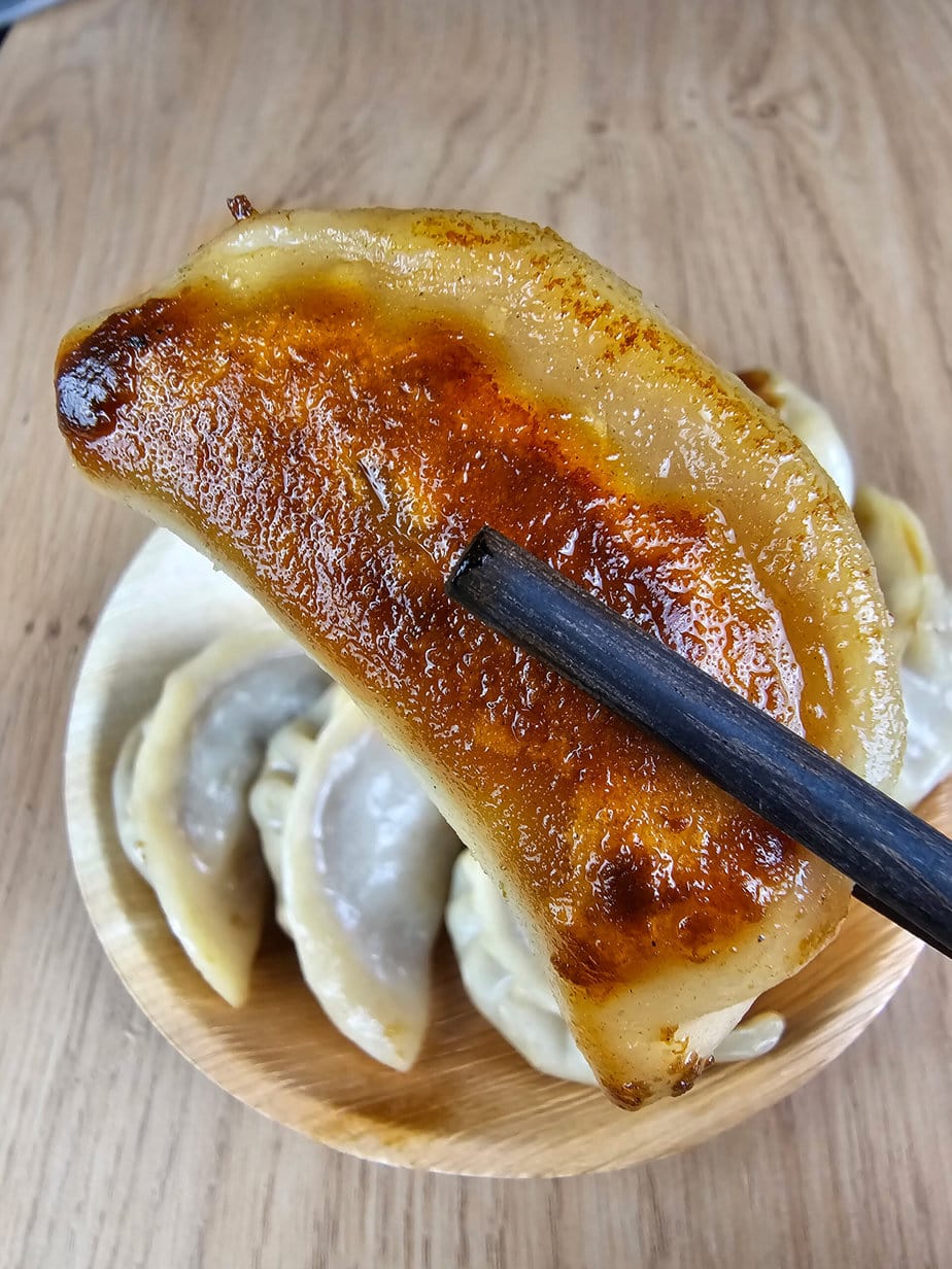 Gyoza Est Une Savoureuse Boulette Japonaise Traditionnelle Faite De Pâte  Fine Et Remplie De Légumes Servie Sur Une Assiette En Bois Avec De La Sauce  Soja