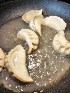 L'évaporation de l'eau pour la cuisson des gyoza