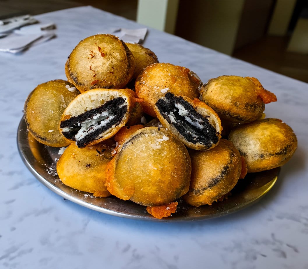 Oréros frits sur une table à manger blanche