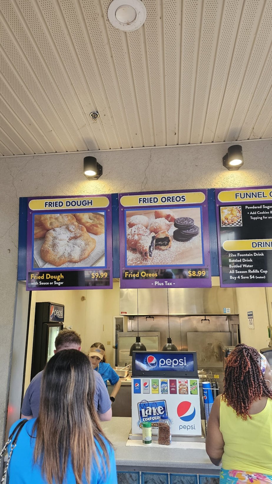 stand vendant des oréos frits au parc d'attractions Lake compounce