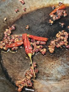 poivre sichuan et piment dans wok