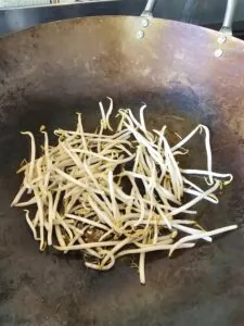 Pousses de soja dans le wok