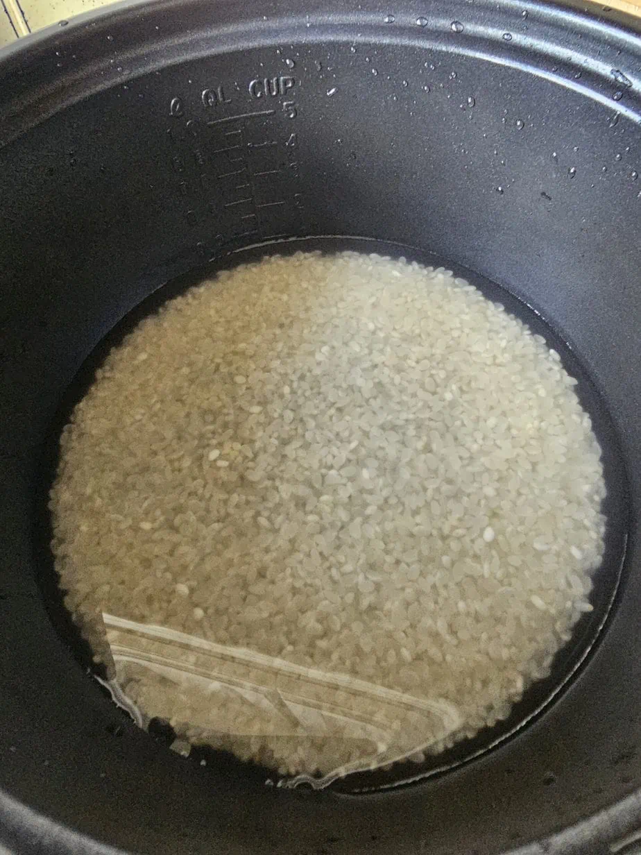 riz dans un cuiseur à riz noir