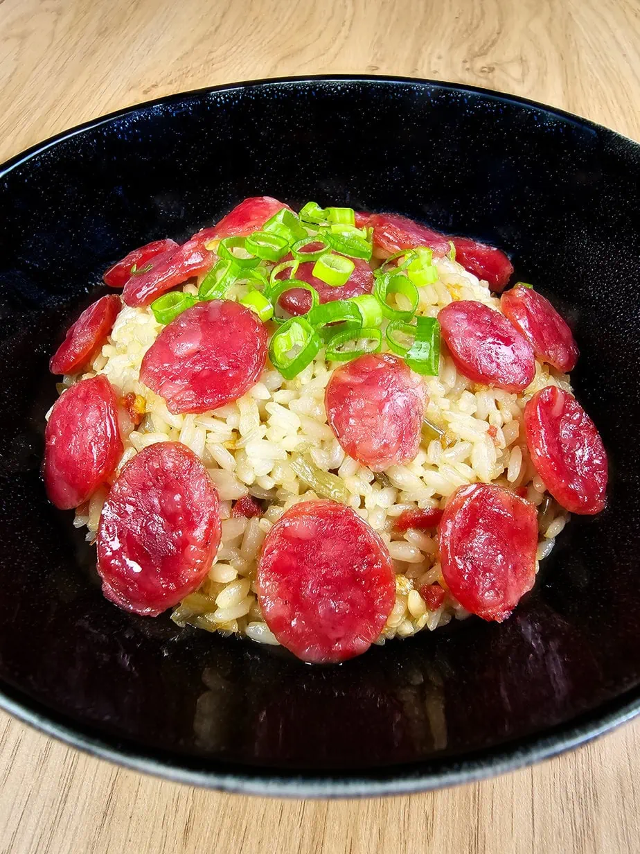 riz aux saucisses chinoises vapeur dans un bol noir
