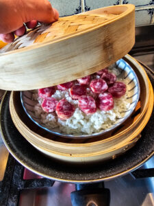 saucisses chinoises et riz dans panier après cuisson