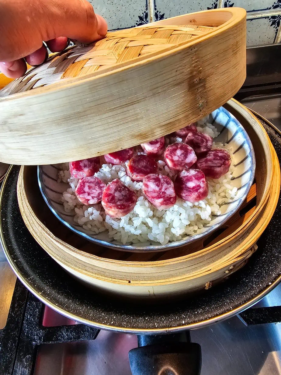 saucisses chinoises et riz dans panier après cuisson