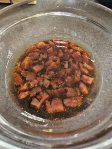 saucisses chinoises émincées dans la sauce