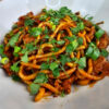 udon dans un bol avec une sauce rouge