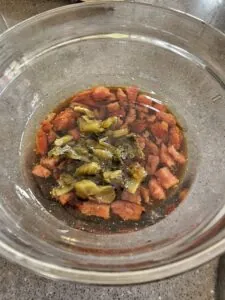 feuilles de moutarde préservées dans une sauce noire