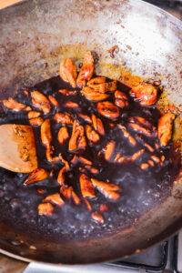 sauce dans le wok pour poulet teriyaki