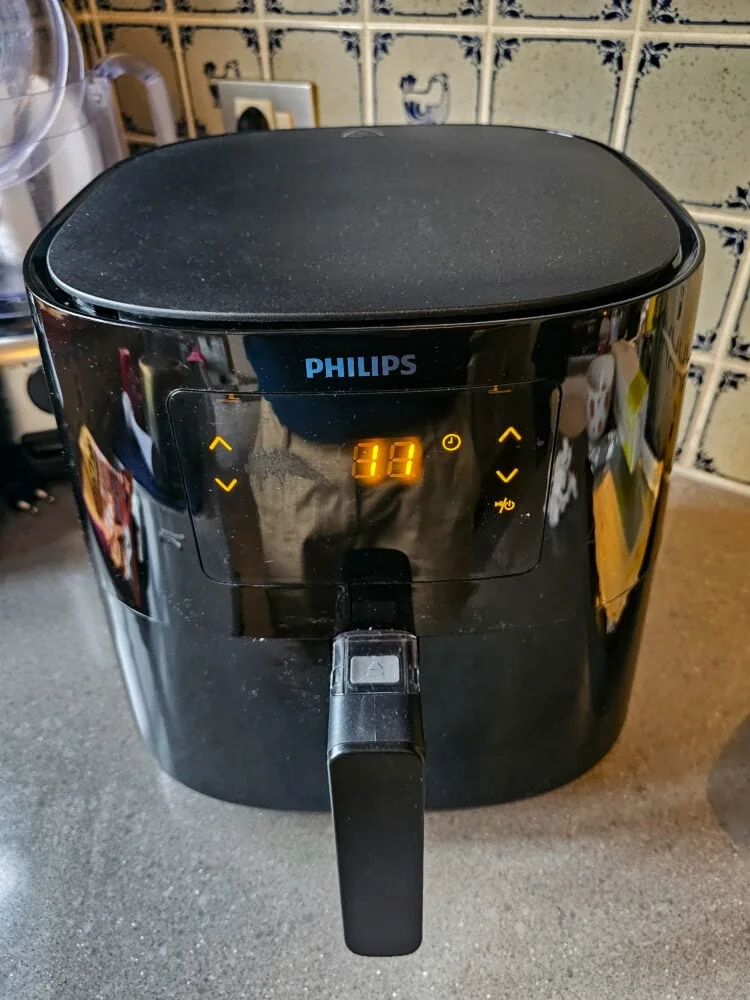 air fryer Phillips dans une cuisine devant du carrelage