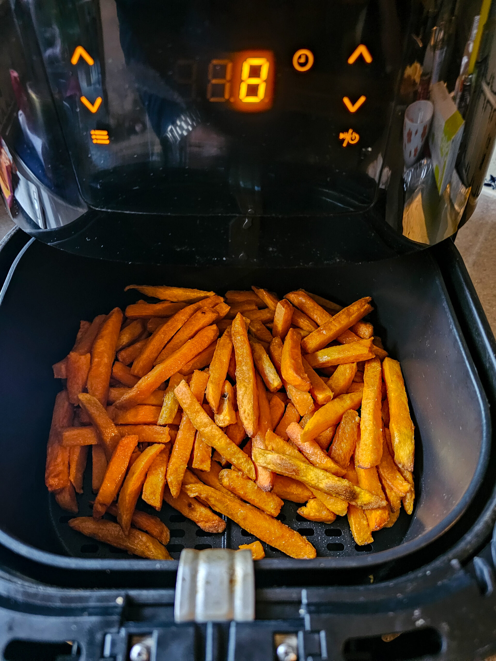 frites de patates douce dans le panier d'un air fryer