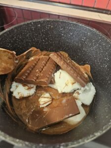 Chocolat et matière grasse dans une casserole avant de les faire fondre